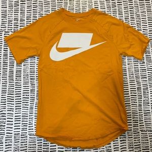 Scoop hem nike shirt
